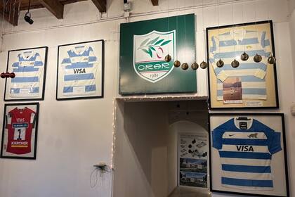 El bar del club, ubicado en una vieja casona muy cuidada, exhibe el escudo de CRaR y camisetas de Vivas, Rubiolo y Hugo Berra, otro Puma que formó parte de la institución santafesina.
