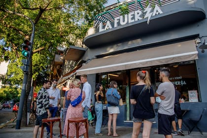 El bar en una esquina de Chacarita es punto de encuentro entre los nuevos amantes del rito del vermú. Abre todos los días y lo visitan muchos turistas.