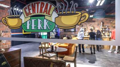 El bar era uno de los escenarios importantes de Friends. Exposición inmersiva sobre la serie de TV
Foto: Cristobal Herrera-Ulashkevich. EPA. EFE