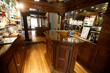 El bar es uno de los lugares que más se preservó en su estado original y lleva el escudo de la familia Alvear
