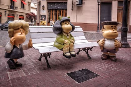 El Bar está ubicado justo frente a la Estatua de Susanita, Mafalda y Manolito.