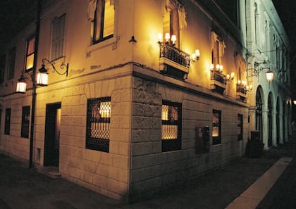 El bar estaba ubicado en Calle Vallaresso 1323, cerca de la Plaza de San Marcos en Venecia, Italia
