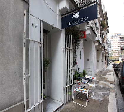 El bar Florencio, en esta calle adoquinada, huele a panes recién horneados