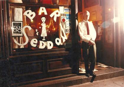 El Bar Fue inaugurado por John Seddon y Georgina Renau en el año 1979. Cada
generación de la familia lo sigue llevando al frente al estilo del primer día.
