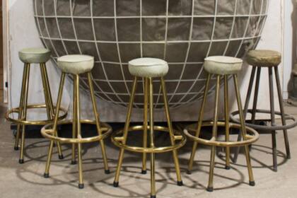 El bar incluye cinco taburetes de latón originales. Cuatro fueron restaurados con una tela similar a la primera y uno quedó tal como fue retirado del barco