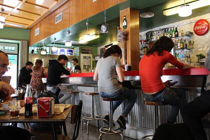 El bar no sirve frituras, pero la comida es tradicional y sin tragos de autor