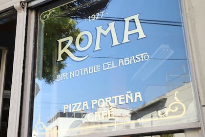 El bar notable del Abasto que cumplió 96 años y reinventó la pizza porteña: “Es la mezcla de influencias”