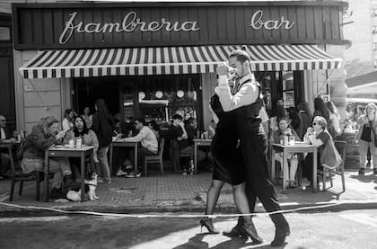 El bar Paysandú, con más de 100 años de historia, mantiene la fachada original que es un viaje en el tiempo