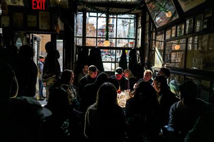 El bar, que celebró su aniversario con pastel y músicos en vivo, se vio obligado a capear la pandemia cuando Nueva York adoptó algunas de las reglas de aislamiento más estrictas de los Estados Unidos