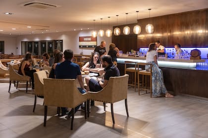 El bar y la barra están abiertos al público