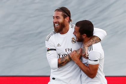 El barbado Sergio Ramos festeja su gol, el segundo de Real Madrid, abrazado a Hazard