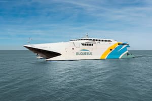 El barco Atlantic III, de Buquebus, que quedó varado en el Río de la Plata