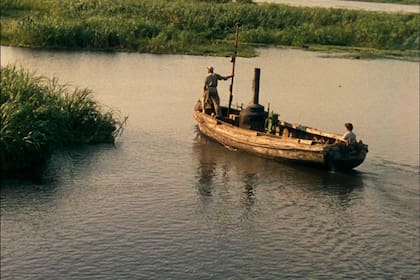 El barco atraviesa el río Ruki en el Congo