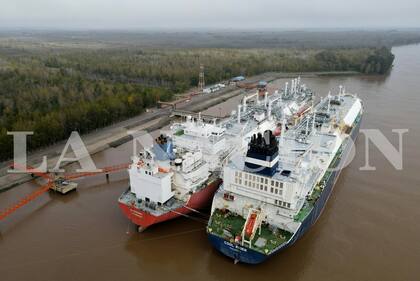 El barco con GNL (azul) se conectó hoy por la mañana al buque regasificador (naranja) en Escobar