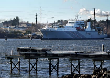 El barco Durable, amarrado en New Hampshire, llevará el cable de submarino y lo irá desenrollando en el océano