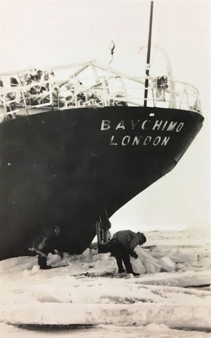 El barco empezó a naufragar tras quedar atrapado en el hielo