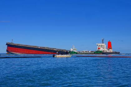 El buque está encallado en una zona de arrecifes de la costa de Mauricio
