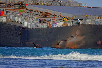 Una vista del casco dañado del barco carguero encallado en las costas de Mauricio