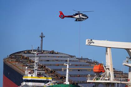 Un helicóptero con rescatistas sobre el buque MV Wakashio