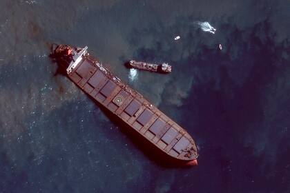 Una fotografía satelital muestra el estado del buque MV Wakashio