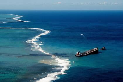 Una vista del carguero MV Wakashio en las costas de Mauricio