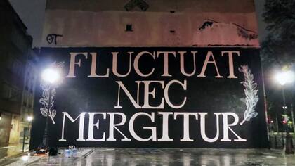 (El barco) es batido por las olas, pero no hundido, el lema de París como emblema