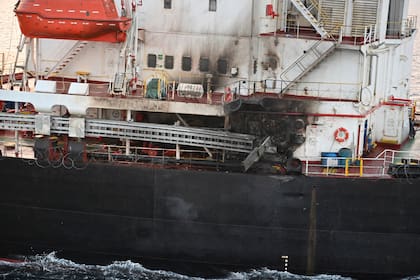 El barco estadounidense Genco Picardy, que fue atacado por drones lanzados por los rebeldes hutíes de Yemen, en el Golfo de Adén, el 18 de enero de 2024