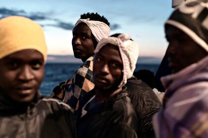 El barco humanitario Aquarius amarró poco antes del mediodía en Valencia