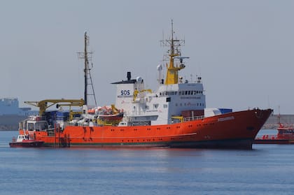 El barco humanitario Aquarius amarró poco antes del mediodía en Valencia