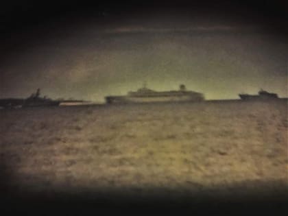 El barco inglés Sir Tristan, que luego sería bombardeado por aviones argentinos durante el conflicto armado.