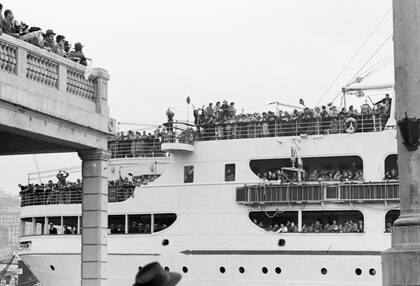 El barco italiano Conte Grande con emigrantes italianos que partían de Génova hacia Argentina, el 1º de febrero de 1952.