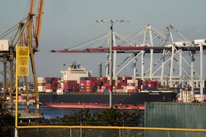 El barco pontacontenedores NYK Meteor anclado en el Puerto de Los Ángeles