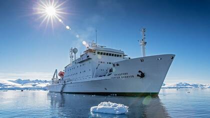 El barco que transporta al grupo