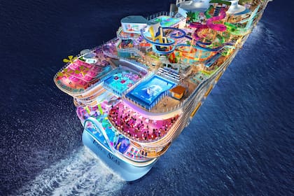 El barco tiene una longitud de 365 metros y un peso aproximado de 250.800 toneladas