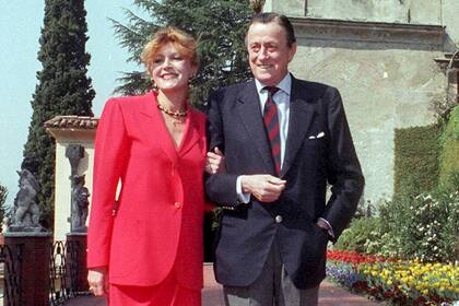 El barón Hans Heinrich Thyssen-Bornemisza con su esposa Carmen, fotografiado en 1990 frente a la Villa Favorita en Lugano, Suiza