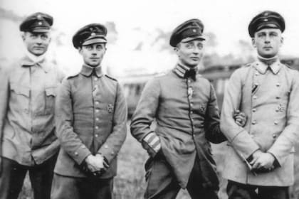 El Barón Rojo (izquieda) y su grupo de pilotos