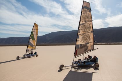 El Barreal de Arauco es una pampa arcillosa de 4 km de ancho por 7 km de ancho a 30 km de la localidad de Aimogasta.