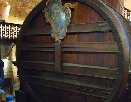 El barril de vino más grande del mundo tiene una capacidad aproximada de 300.000 litros.