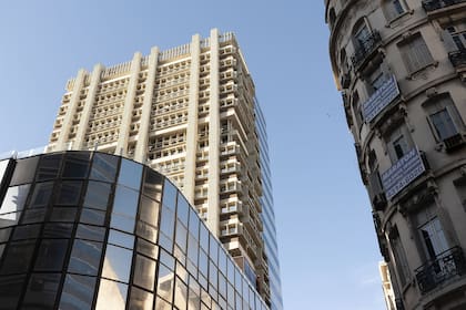 El barrio alberga una amplia cantidad de bancos y empresas en sus imponentes edificios de oficinas.