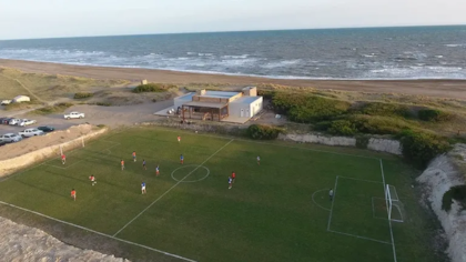 El barrio cuenta con cancha de fútbol, de polo y de tenis. En el parador, durante la temporada de verano suele cocinar el chef Rodo Puente