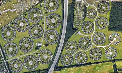 El barrio está conformado por 24 círculos concéntricos, cada uno organizado en parcelas que combinan viviendas y áreas verdes comunes