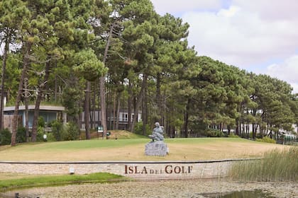 El barrio Isla de Golf fue uno de los desarrollos inmobiliarios en donde la Agencia de Recaudación Provincia de Buenos Aires (ARBA) encontró casas que figuraban como terrenos baldíos. En total son 70.000 m2 sin declarar en la ciudad de Pinamar.
