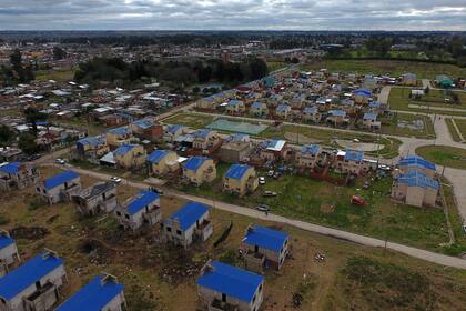 Las viviendas del barrio Los Ceibos están abandonadas hace más de diez años y, desde entonces existieron varios intentos de toma que no prosperaron, excepto por el último, que se sostiene desde hace 15 días