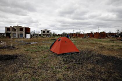 Los que no alcanzaron a tomar una casa de material, demarcaron su parcela en el espacio verde y allí instalaron sus carpas