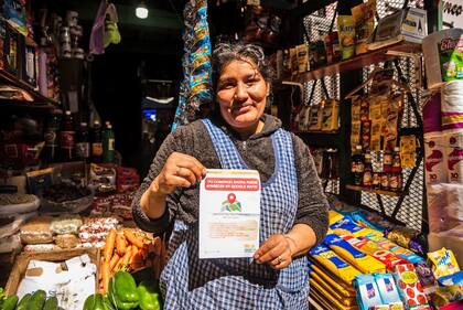 Una vecina muestra su lugar en el mapa