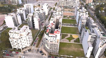 El Barrio Olímpico nació como lugar de residencia para 7000 atletas y entrenadores durante los Juegos Olímpicos de la Juventud y luego sus departamentos se ofrecieron a la venta