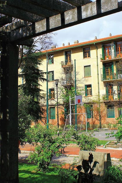 El Barrio Parque Los Andes tiene patios internos, canchita de fútbol y de básquet, biblioteca, salón de reuniones y fuente ornamental