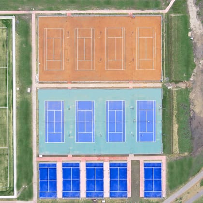 El barrio y el gimnasio están ubicados a la altura del km 31,5 de la vía que une Buenos Aires con La Plata