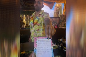 Un bartender evitó que una mujer fuera acosada al entregarle un ticket con un alarmante mensaje