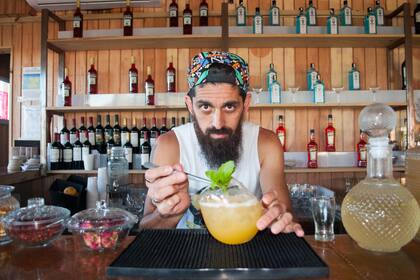 El bartender de Negroni, Diego Buttazzi, en Paradise Beach Club
